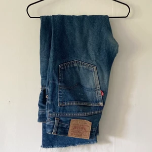 LEVIS 501 - 501 Levis Jeans som blivit för stora för mig. De är lite slitna i en söm, kan skicka bild. Men därav det billiga priset ❤️ jag är 167