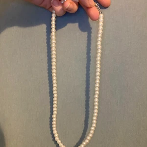 Vitt pärlhalsband - Säljer detta jättefina vita pärlhalsband✨ 35kr+12kr frakt💖