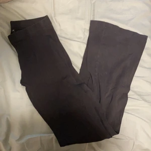 Utsvängda mys byxor - Svarta utsvängda byxor från lager 157.  Köparen står för frakten🌸