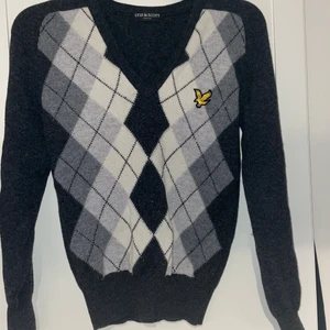 Stickad tröja  - Lyle & scott tröja i väldigt bra skick. Storlek m. Detta var en av de lite dyrare modellerna och kostade långt över 1000 lappen på sin tid :)