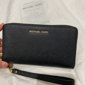 Michael kors plånbok - Michael kors plånbok svart med guld. Kvitto finns. 