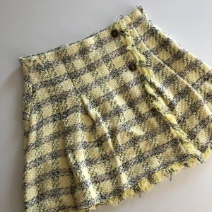 Tweed kjol - En riktig ”clueless” kjol!! Kom aldrig till användning, därav väldigt bra skick! Storlek S