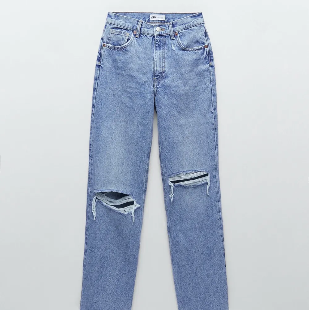 Säljer mina oanvända zara jeans i storlek 36. De är verkligen superfina och sitter bra på rumpan men behöver tyvärr sälja dem då de är för stora🥰. Jeans & Byxor.