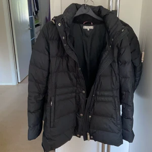 Tommy hilfiger jacka - En vinterjacka fr Tommy hilfiger, använd en vinter, är i väldigt bra skicka, inga skador. Köptes för 2700kr säljer för 400kr💗