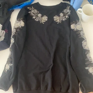 Sweatshirt strl m - Använd någon enstaka gång 