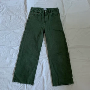 Gröna jeans - Gröna jeans från Lager 157 i modellen ”Lane” 💓💓 ALDRIG ANVÄNDA!! Köpt för 300kr och säljer för 150kr + frakt (köparen står för frakt) Vid önskemål om fler bilder är det bara att skriva !!