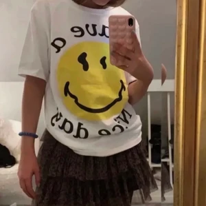 Smiley T-shirt - (Lånad bild) Super snygg smiley tröja som ej kommer till användning. Köptes i våras för 199kr och är nu slutsåld på hemsidan. Använd fåtal gånger. Frakten ingår inte.💕