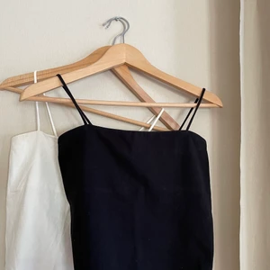 Ginatricot storlek M - Två likadana linnen med smala band, ett svart o ett vitt. Exakt samma modell och är från Ginatricot. Aldrig använt dessa. Säljer båda för 60kr men behöver såklart inte köpa båda, kan bara köpa ett också. 