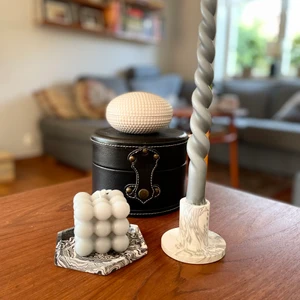 Ljusstake och ljusfat - Svart/vitt hexagonfat till dina designljus och ljusstaken passar jättefint till dom trendiga skruvade ljusen.