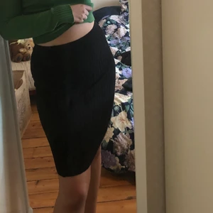 Ribbad kjol - Ribbad kjol från bikbok, den är i storlek s men passar S-L skulle jag säga! Jag själv brukar vara M/L i nederdelar och den passar och är bekväm för mig!