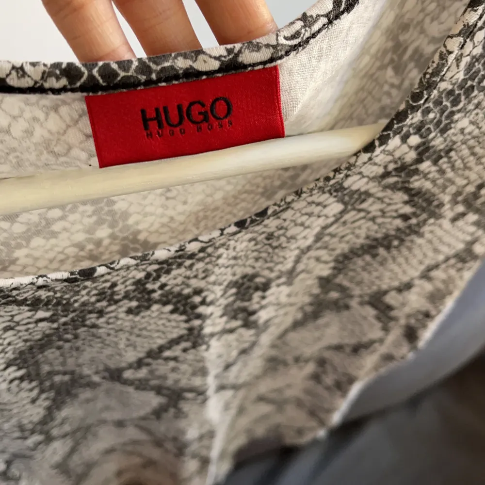 T-shirt från Hugo Boss, inga defekter. T-shirts.