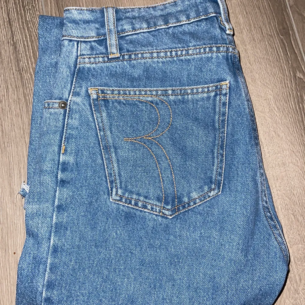 Dessa snygga Rouje jeans är tyvärr för stora för mig så måste sälja dem. Mom Jeans Modell, Avklippta nertill. Storlek 27 (fransk). Jeans & Byxor.