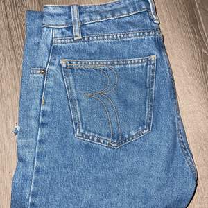 Dessa snygga Rouje jeans är tyvärr för stora för mig så måste sälja dem. Mom Jeans Modell, Avklippta nertill. Storlek 27 (fransk)
