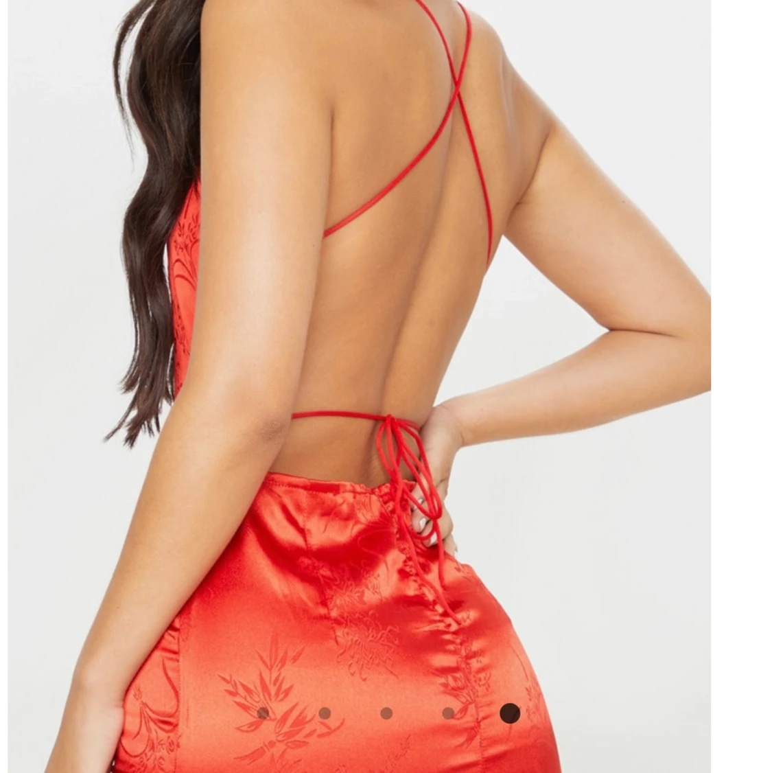 Satinklänning med öppen rygg - 91