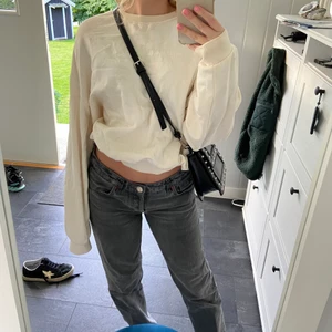 Beige collegetröja - Beige collegetröja från H&M, jätteskönt material och aldrig använd. Storlek XL men passar mig som har S