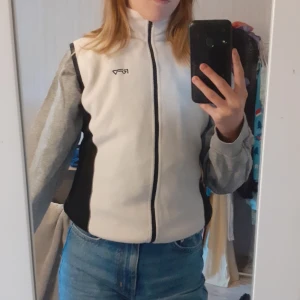 Väst - Jättefin flisvöst,köpt för länge sen men aldrig kommit till användning, den är i stl M Men passar även mig som är i stl S, säljer den här för 70kŕ plus 70kr frakt , skriv privat om du är intresserad 
