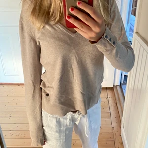 Stickad tröja  - Finstickad tröja som är jättebekväm. Strl L men sitter bra på mig som vanligtvis har s/xs. Frakt tillkommer 