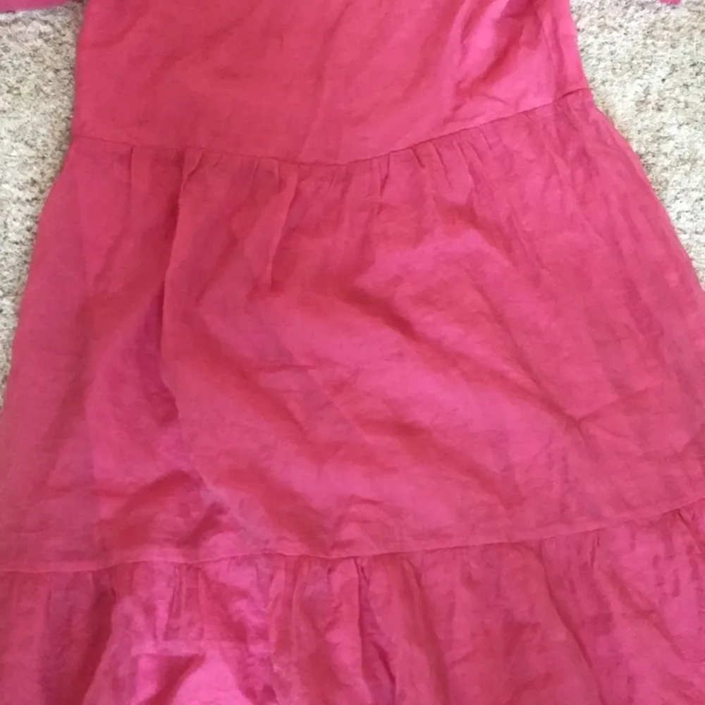 En rosa Stockholmsstil klänning i bra skick💓 passar min mamma(hon e 177). Tvättar allt innan jag säljer det! Den här kostade 400 och är använd 2 ggr🎸🌸. Klänningar.