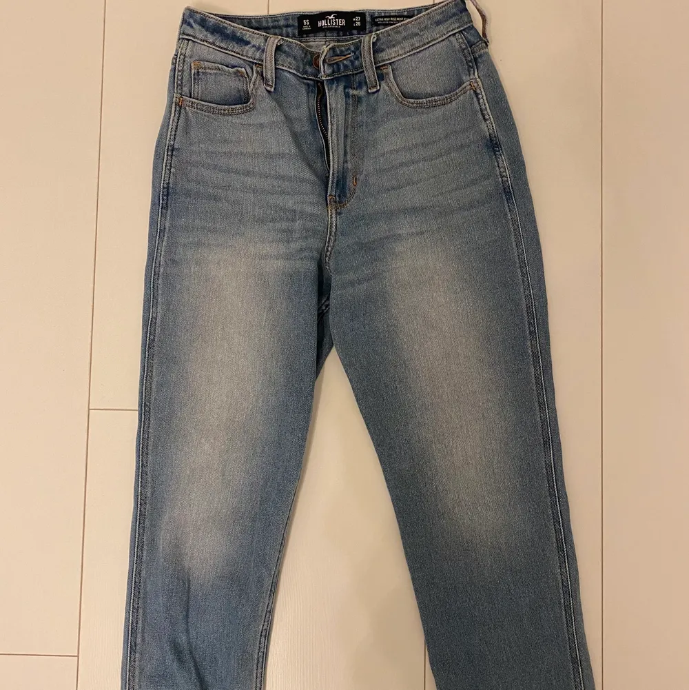 Säljer dessa jeans i Strl S från hollister som ja använt ett fåtal gånger. De är som nya och har inga hål eller fläckar. Säljer dessa pga att jag har växt ur de och de är för korta för mig! Säljer de även i ett pack med två andra tröjor för 230kr. För mer information kontakta mig🤎. Jeans & Byxor.