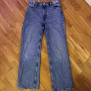 Säljer dessa populära vida jeans från monki. De är i mycket bra skick och är i storlek 27💕