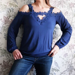 Blå tröja medium. Fint ny skick  - Medium blå tröja. Jätte fin skick! 45kr