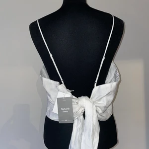 Topp i linne - Topp i linne som knyts i ryggen. Helt ny med lapp kvar! 