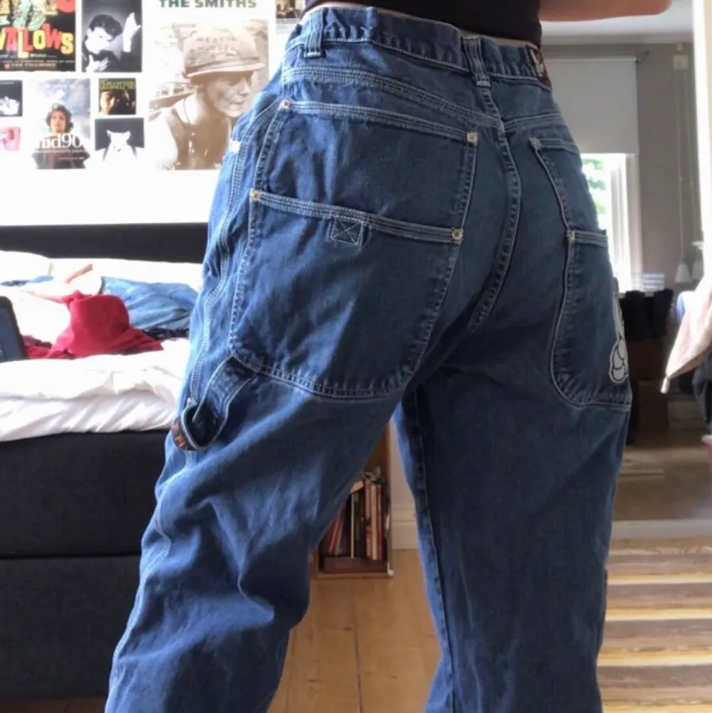 Coola jeans med detaljer på bakfickan. Baggy på mig som är en S. Jeans & Byxor.