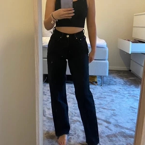 Svarta 90s jeans från Gina 🤍 - Svarta 90s jeans från Gina Tricot som är avklippta 🤍 sitter superfint på men kommer ej till användning! Storlek, 32/xxs (avklippta) 🤗