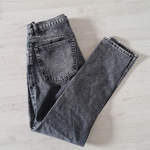 Jeans från Bikbok i strl M🤎. Passar bra i längden om man är ca 160 cm lång. Köparen står för frakten🦋🤎