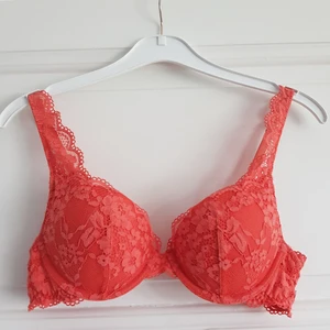 Orange push up bh - Push up bh 75a, används ca 5 ggr, är i bra skick. Är inte så skrikig färg i verkligheten