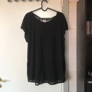 Svart tränings T-shirt  - Tröjan är i ett luftigt, lite genomskinligt material. Vid nacken och längst ner på tröjan är svart nät. Kan också änvändas till vardags. Bra slick ⭐️