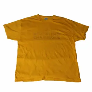 En riktigt Nice gul/orange tröja med ett ganska lågmäld tryck som knappt syns men ändå ger en snygg touch på det hela. Är en segertröja från ett collegelag i USA. Den är thriftad i New York på en thriftstore vi glömt namnet på.