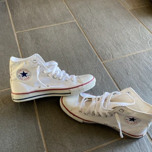 Converse strl. 41  - Oanvända converse strl 41, legat bortglömda i förrådet i något år men är som sagt helt oanvända och i nyköpt skick förutom att gummit kan ha blivit lite mindre mjukt pga ålder. Köp direkt för 400