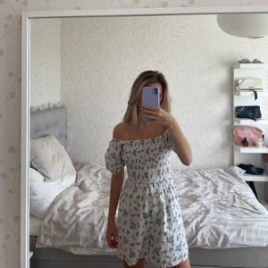 Jumpsuit NA-KD - Blommig jumpsuit från NA-KD. Ser nästan ut som en klänning. Går att ha offshoulder och vanligt.