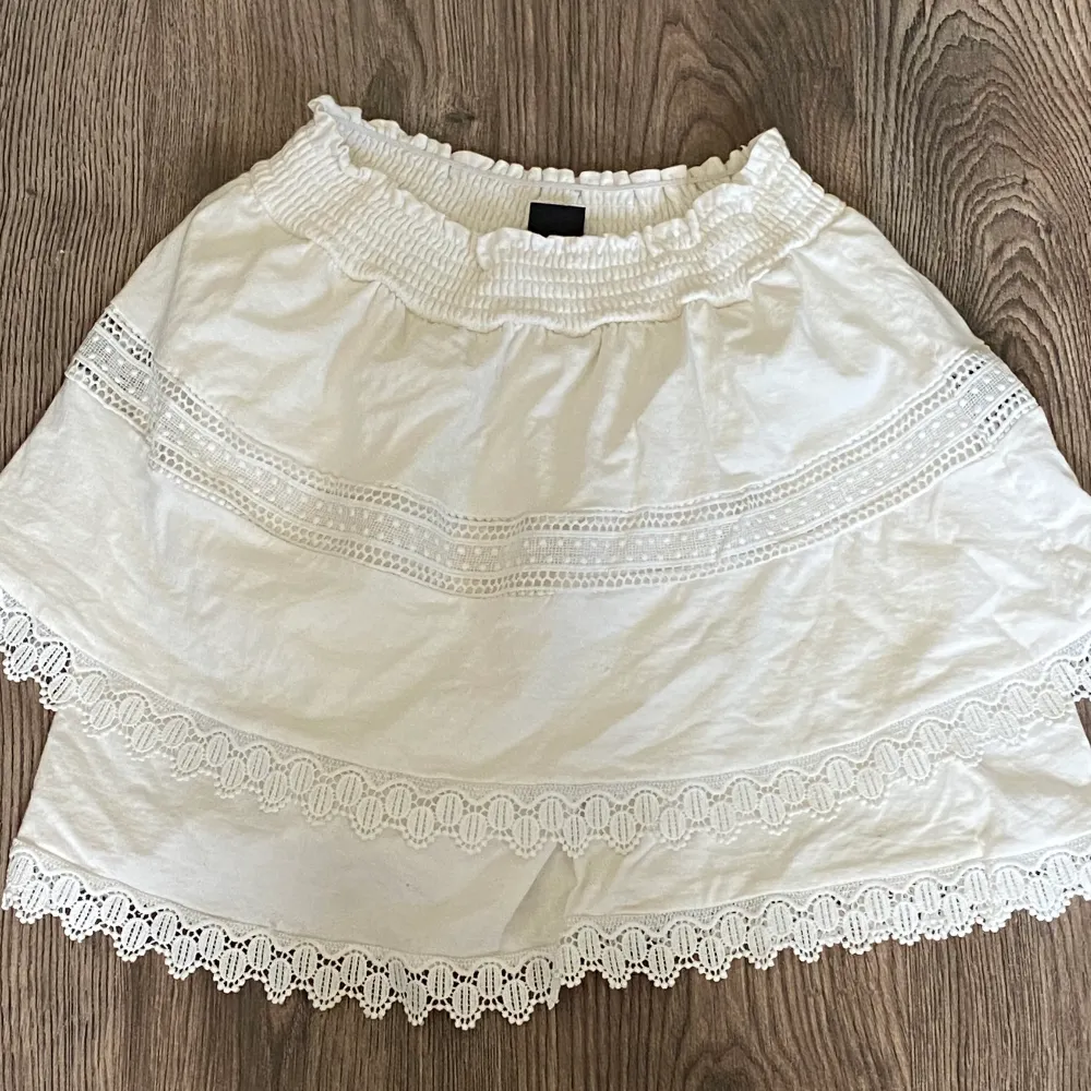 Säljer denna super somriga vita kjolen från Gina tricot . Kjolar.