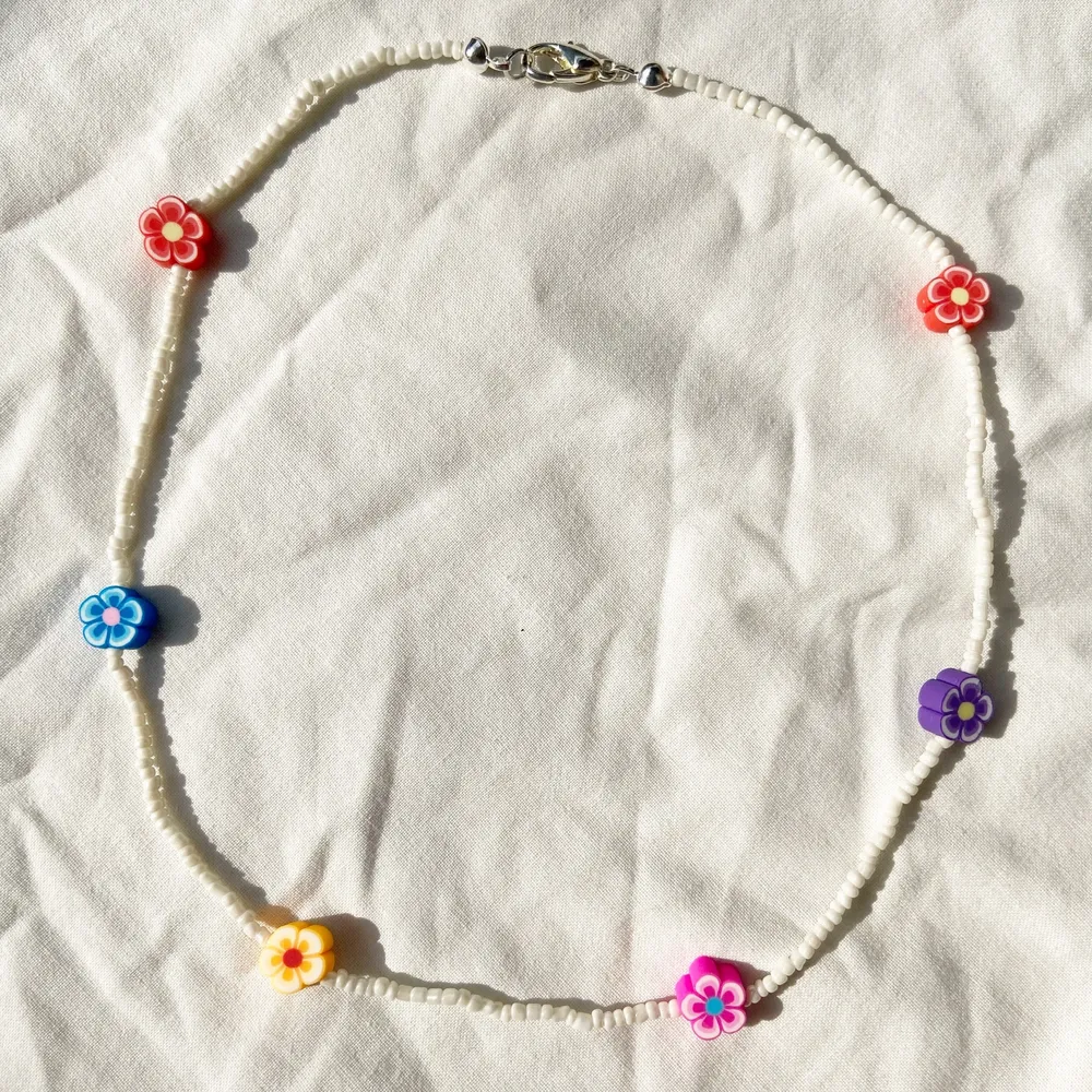 Handgjort halsband med små söta blommor 🌸 Checka in min webbshop https://www.beadedful.com/ för fler vackra handgjorda smycken! . Accessoarer.