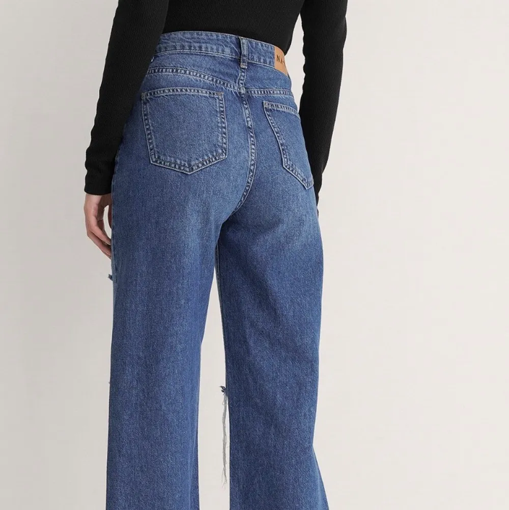 Slutsålda vida jeans från na-kd. Säljs då de tyvärr är för stora för mig. Storlek 34, köpta för 499kr. Långa på mig som är 168.💗. Jeans & Byxor.