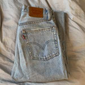 Ett par Levi’s jeans i den populära modellen 501. Strl W25 L28. Köptes på plick för ett tag sedan, men passade tyvärr inte mig. Knappt använda, så i mycket bra skick. Köptes för 500 kr