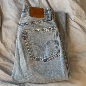 Levi’s 501 - Ett par Levi’s jeans i den populära modellen 501. Strl W25 L28. Köptes på plick för ett tag sedan, men passade tyvärr inte mig. Knappt använda, så i mycket bra skick. Köptes för 500 kr
