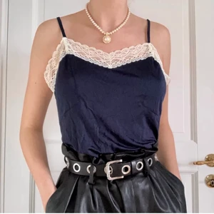 Elegant nattlinne klänning topp - Marinblå klänning med vita spetsdettaljer i bomull som är mjukt och skonsamt mot huden. Det är ett nattlinne men kan också användas som en elegant topp. Lägger sig snyggt mot kroppen. Justerbara band. Aldrig använd. Frakt tillkommer.