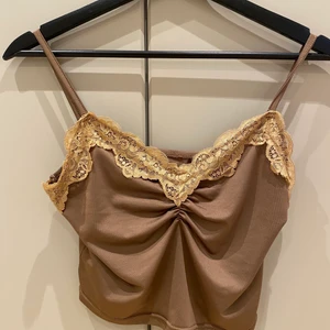 Superfin brun topp!! - Säljer denna superfina topp ifrån shein som aldrig kommit till användning! Mycket bra kvalite och sitter superfint på. Toppen passar även S. Köparen står för frakten!!!