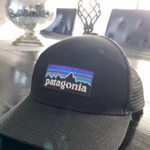 PATAGONIA KEPS  - Patagonia keps som är använd ungefär 5 gånger är nu t salu då jag inte använder den! Pris:300 plus frakt ( om det går smidigt och snabbt kan jag tänka mig gå ner lite i pris). Här gärna av er!
