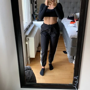 Pants - Snygga byxor, dom har ett annurlunda material som är som tränings byxor men sköna (svårt att beskriva) har även reflex på sidorna , lite rynkiga på bilden men går såklart att stryka, köppta från fashionova för 200 kr , använt dom 1 gång , inga hål eller fläckar 🥰