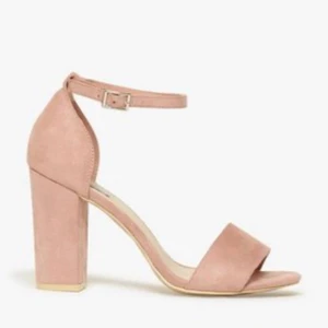 Nelly skor klackskor  - Nelly klack skor Str 37 säljes i ljusrosa och i svart. 