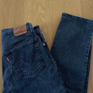 Straightleg Black 501 Levi’s jeans i väldigt bra skick! 💕 Snygga till ALLT. (Köparen står för frakt)