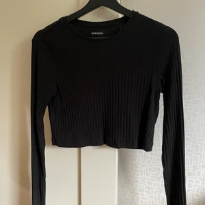Croppad tröja - Svart ribbad tröja. Använd en gång och säljer för jag har för många liknande🖤