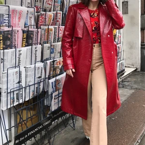 Röd kappa i lack - Röd supercool lack kappa i stl 36, perfekt till hösten!!🥰💃 knappt använd så i perfekt skick😍 köptes på topshop i London ganska dyr så säljer för 400kr 💕