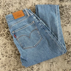 Nya ljusa Levis 721 jeans - Nya, använda endast 2 gånger. Storlek 24, säljes pga för stora. Perfekta vardagsjeans, fynda!! 😊