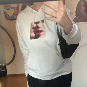Hoodie med tryck - Jättefin från Stay med snyggt tryck! Storlek L men sitter mer som M. Köparen står för frakt☺️