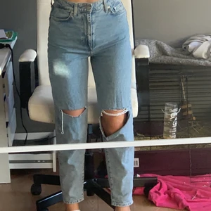 Blå högmidjade jeans med hål - Ett par snygga bekväma jeans med hål. Säljer de då jag inte använder de längre🙃Om ni har några frågor är det bara att skriva😁